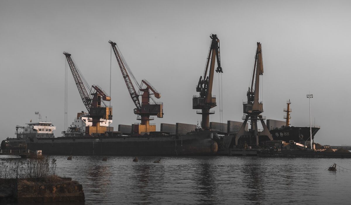 Shipyard crane barge